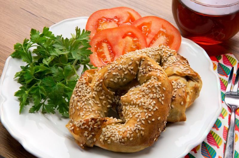 A practical way to start the day well: Simit Borek Recipe. Turkish Pastries Recipes. Turkish Recipes